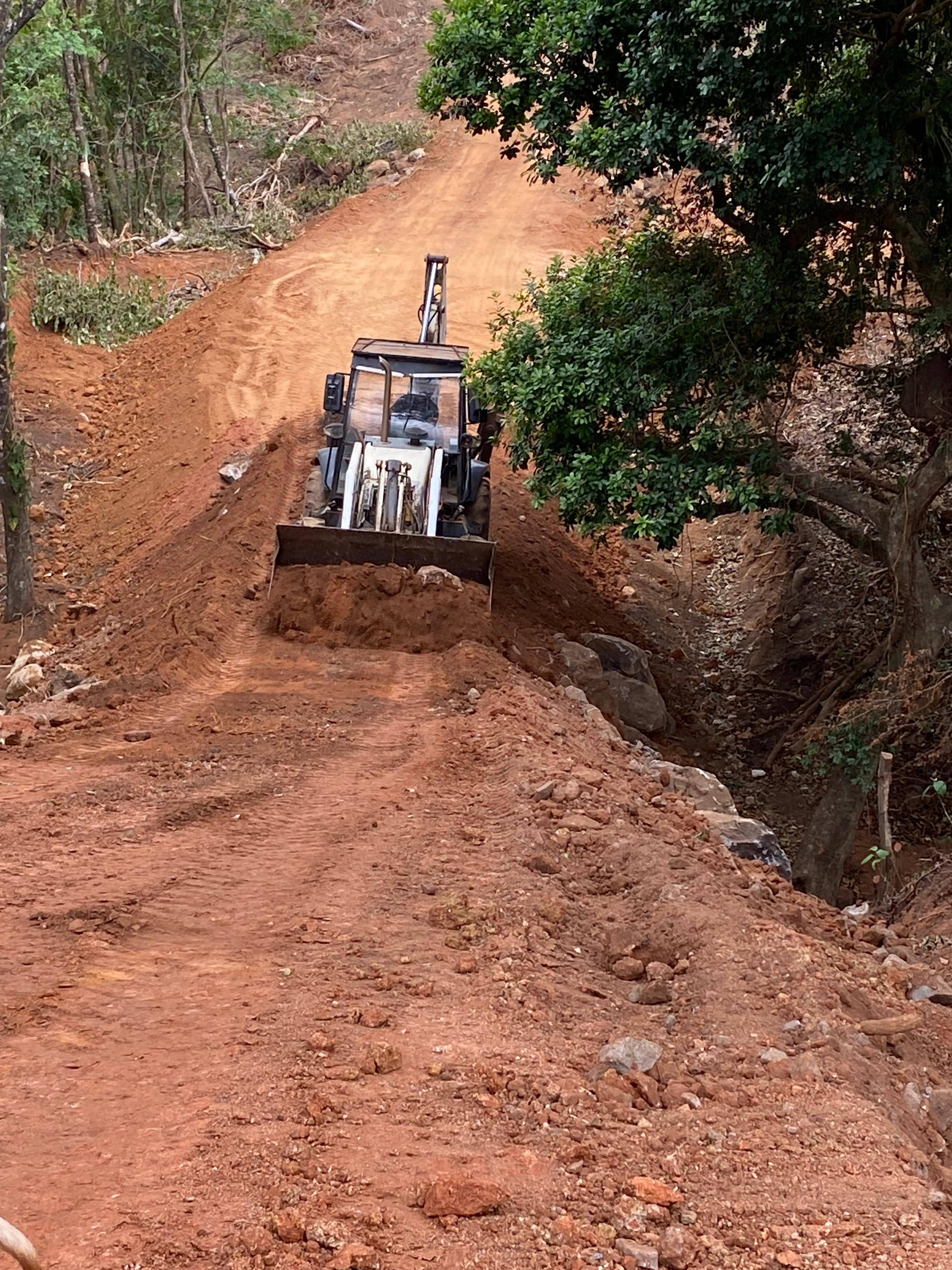 Back hoe trabajando en campo costarricense